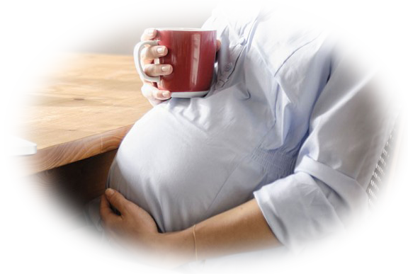 コーヒーを飲む妊婦