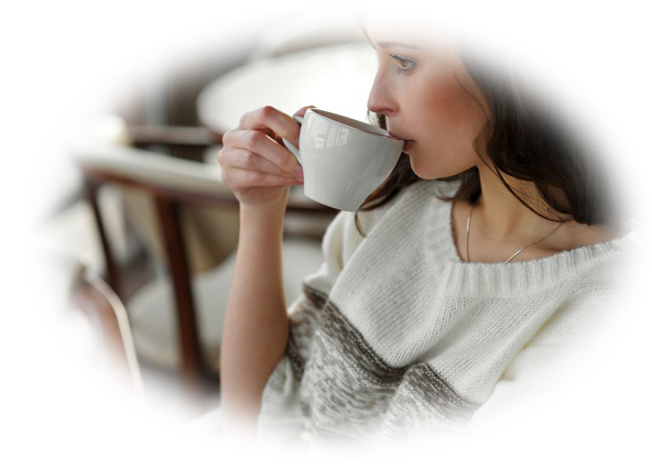 コーヒーを飲む女性