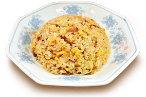 チャーハン、ふわっとパラパラのご飯にレンゲが進みます。