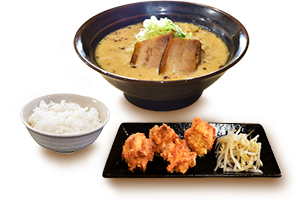 唐揚げセット、カラッと揚げた唐揚げとラーメンのセット。