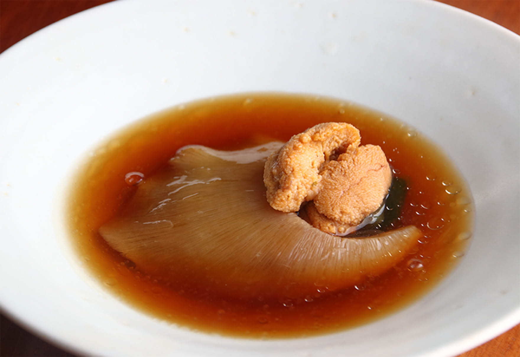 フカヒレとウニを旨味スープで仕上げた一皿