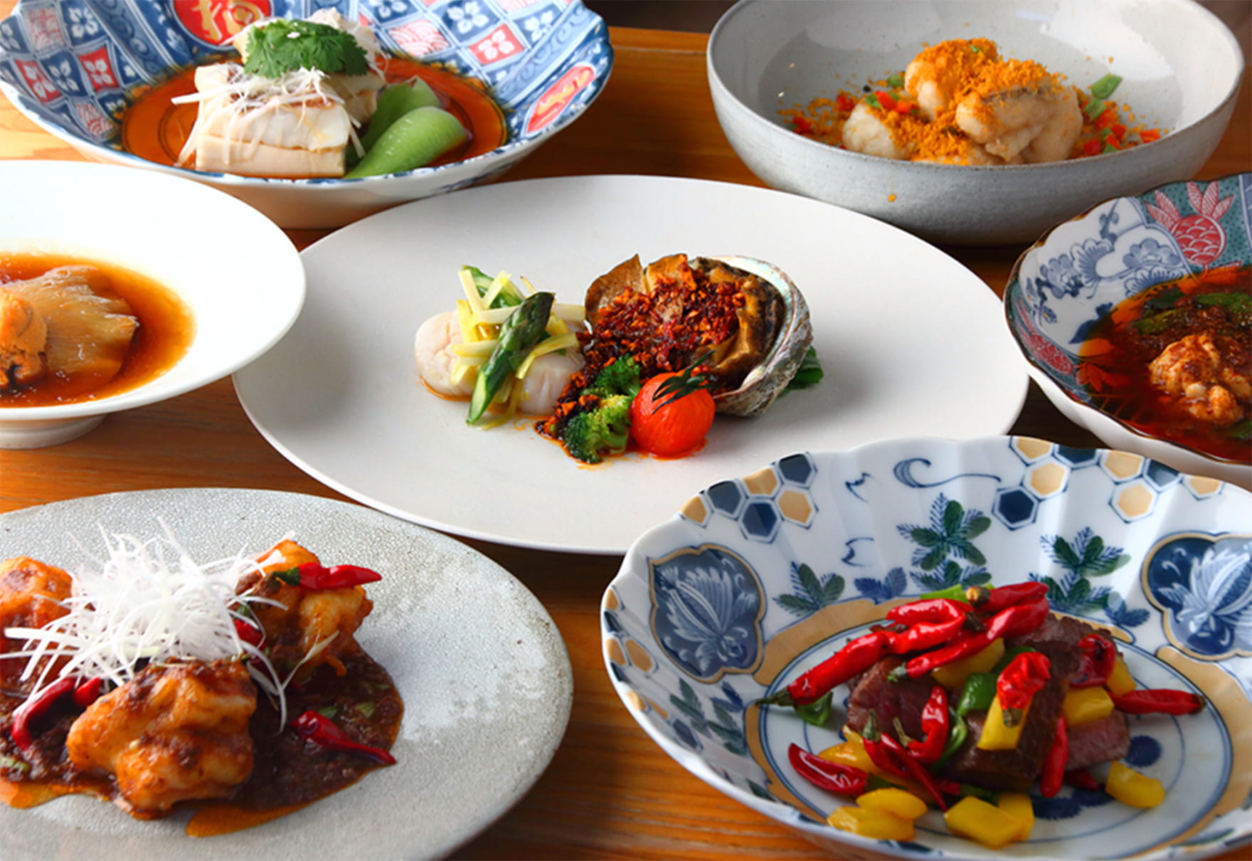 コース料理の一例　前菜からメインまで並んだ料理