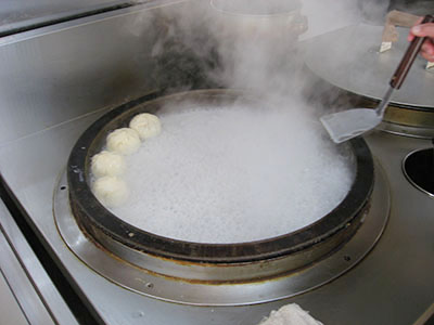 金の豚　餃子　蒸し焼き