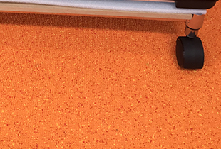 水にぬれても足元安心 滑りにくい床素材